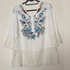 Beautiful woman’s top size S white/flowers
